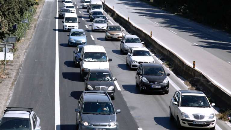 25η Μαρτίου: Με ταλαιπωρία η μεγάλη έξοδος των Αθηναίων - Από τον Ασπρόπυργο ως την Ελευσίνα