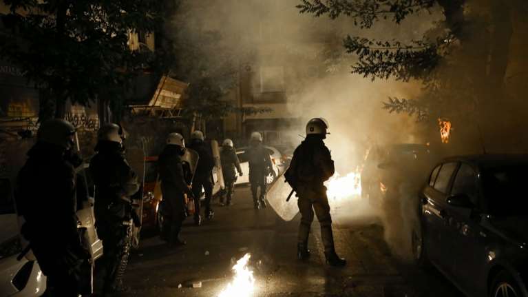 Δεκαέξι συλλήψεις της ΕΛΑΣ σε Εξάρχεια και Αυλίζα Αχαρνών - 13 τραυματίες αστυνομικοί συνολικά