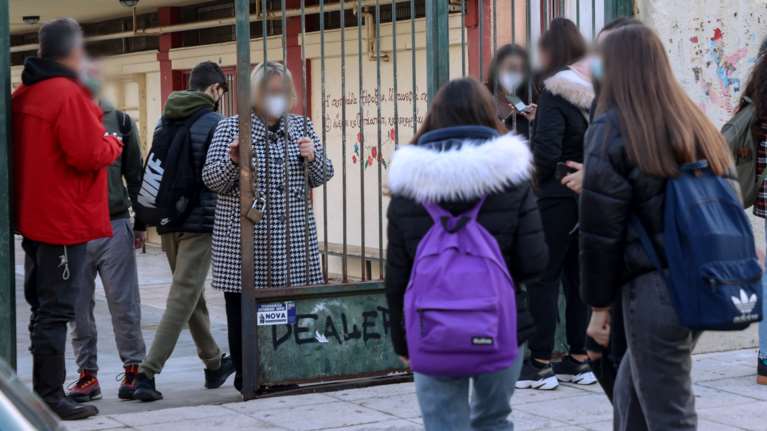 Κορονοϊός: Με ένα self test την εβδομάδα οι μαθητές - Προς κατάργηση το πιστοποιητικό εμβολιασμού στην εστίαση έως το Πάσχα