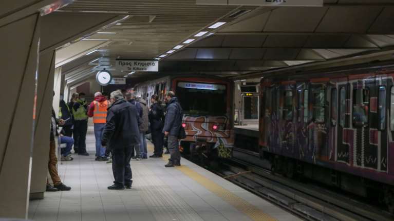 Κάτω Πατήσια: Επιχείρηση απεγκλωβισμού ατόμου από τις ράγες του ΗΣΑΠ