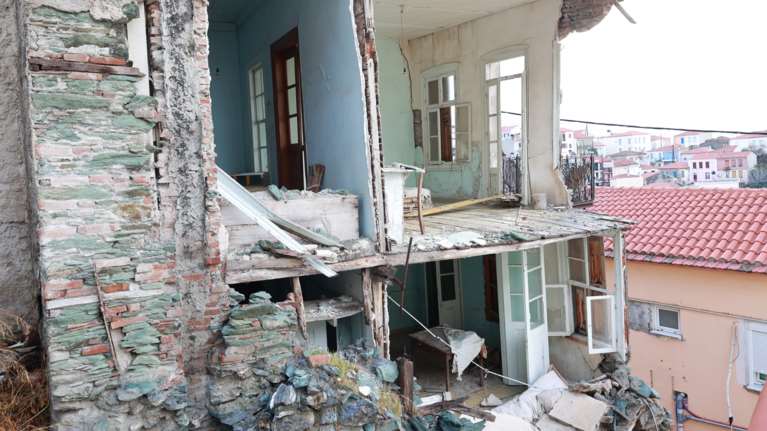 Λέσβος: Μη κατοικήσιμα 17 σπίτια από τους σεισμούς - Συνεχίζονται οι αυτοψίες