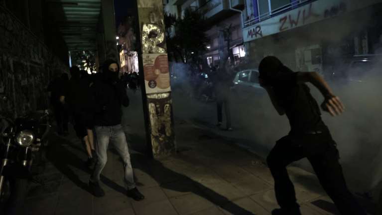 Επεισόδια στα Εξάρχεια μετά το τέλος πορείας κατά του σταθμού Μετρό - Μολότοφ και χημικά [εικόνες]