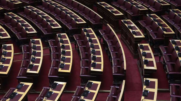 Ρουσφέτι: Σιωπή των κομμάτων της αντιπολίτευσης για το &quot;επίδομα επικινδυνότητας&quot; στους υπαλλήλους της Βουλής