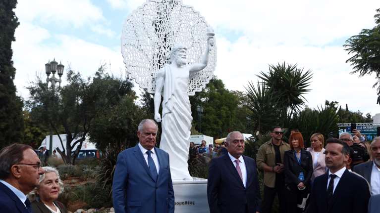 Στο Πεδίον του Άρεως το πρώτο άγαλμα αφιερωμένο στους μικρομεσαίους - Απεικονίζει τον Προμηθέα [εικόνες]