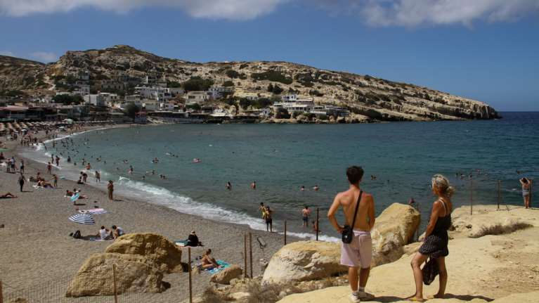 Άφησαν τις παρελάσεις και γέμισαν τις παραλίες: Στο 65% η πληρότητα των καταλυμάτων