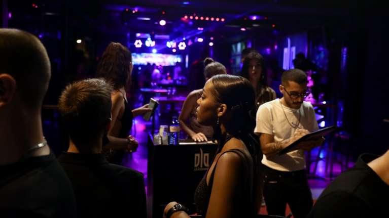 Σύσκεψη λοιμωξιολόγων την Τετάρτη: Επιστρέφει η μουσική, κλειστά τα κέντρα, προβληματισμός για τα γήπεδα