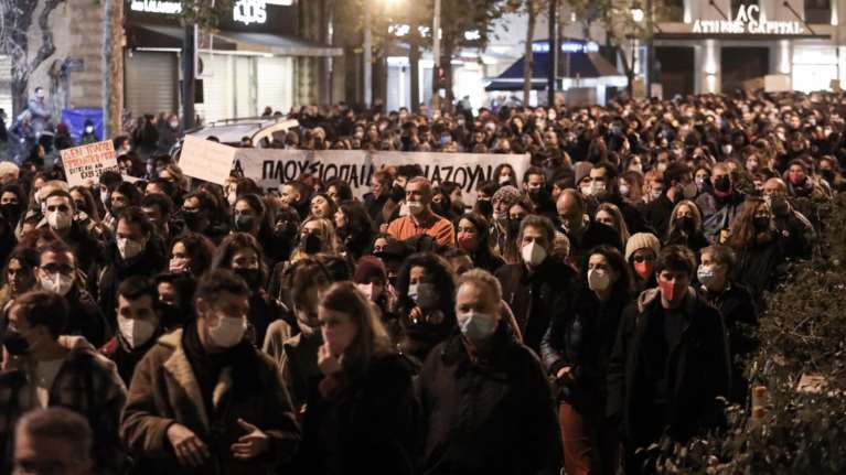 Πορεία στο Σύνταγμα για τον βιασμό της 24χρονης Γεωργίας: &quot;Αδελφή μου εγώ σε πιστεύω&quot; το κεντρικό σύνθημα [εικόνες]