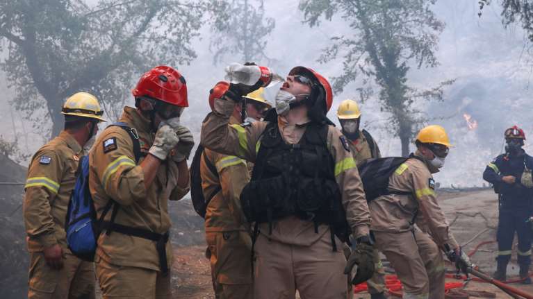 DW: Οι Γερμανοί πυροσβέστες στην Ελλάδα με την καρδιά τους - 167 άτομα με υπερσύγχρονο εξοπλισμό