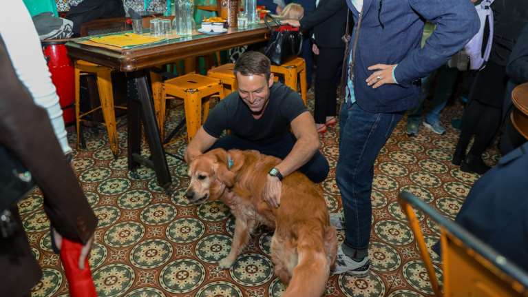 Οι &quot;ποτάρες&quot; των υποψήφιων ευρωβουλευτών του ΣΥΡΙΖΑ με τον Κασσελάκη σε κουβανέζικο μπαρ στου Ψυρρή [εικόνες]