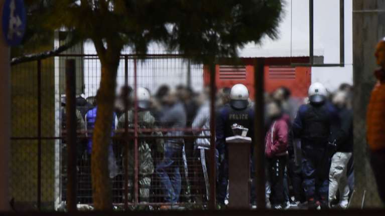 Αρνήθηκαν να δώσουν αποτυπώματα και DNA επτά από τους  προσαχθέντες στου Ρέντη - Νέα στοιχεία για την φωτοβολίδα