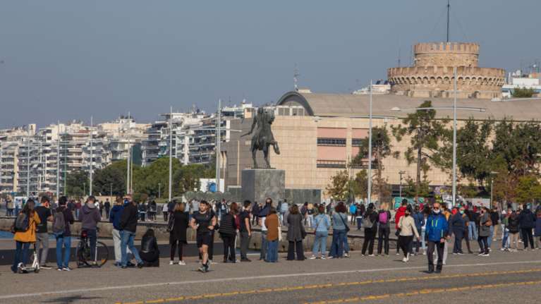 Θεσσαλονίκη: Τεράστιες ουρές για rapid test κορονοϊού στο παρά 5 του lockdown - Απίστευτες εικόνες