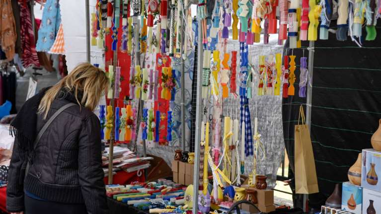 Αυτό είναι το εορταστικό ωράριο για το Πάσχα - Δείτε πώς θα λειτουργήσουν τα καταστήματα ως το Μ. Σάββατο