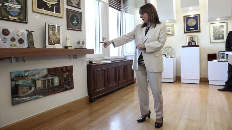 Το εντυπωσιακό Μουσείο Δώρων του Προεδρικού Μεγάρου - Από χρυσό τριαντάφυλλο μέχρι κοσμήματα από σμαράγδια [εικόνες]