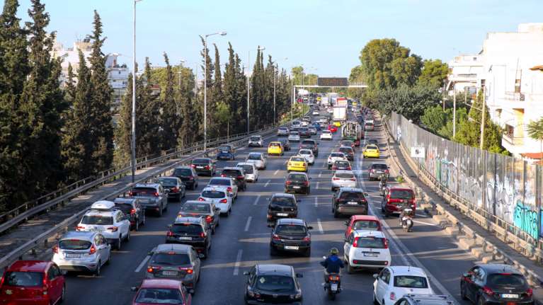 Άρχισε η έξοδος του τριημέρου: Μποτιλιάρισμα στον Κηφισό, καθυστερήσεις στην Αττική Οδό