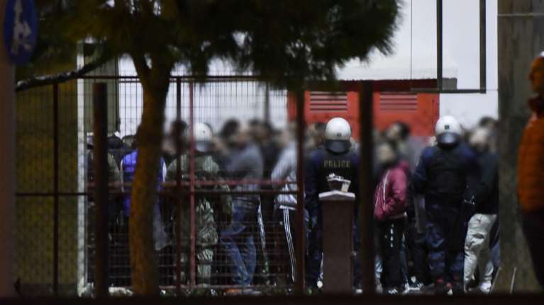 Ρέντης: Βρέθηκε πυρίτιδα στα χέρια του 18χρονου που έριξε τη φωτοβολίδα - Στο μικροσκόπιο ο ρόλος του μάνατζερ γνωστού τράπερ