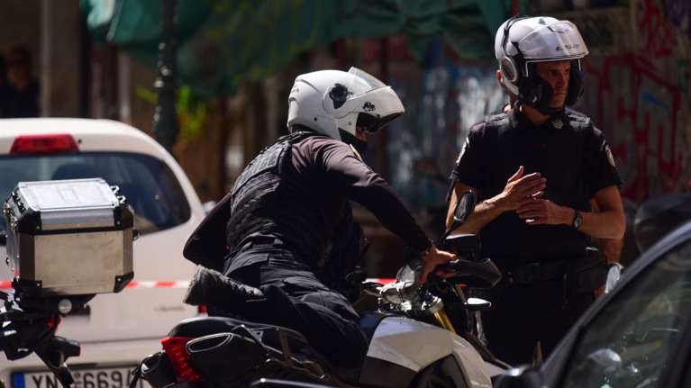 Εισβολή σε κοσμηματοπωλείο στα Καλύβια - Οι δράστες αφαίρεσαν κοσμήματα και ρολόγια αξίας