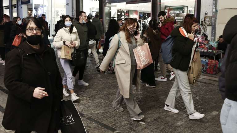 Χειρουργική μάσκα: &quot;Δεν έχει νόημα ακόμη και διπλή&quot; - Η εξήγηση της Γκάγκα