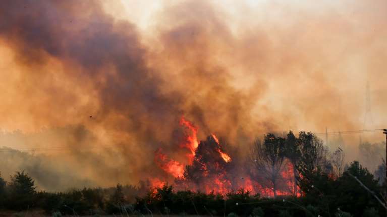 Σέρρες: Συνελήφθη 91χρονος για εμπρησμό – Έκαιγε λάστιχα και οι φλόγες επεκτάθηκαν σε χωράφια