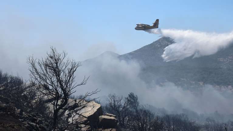 Πυρομετεωρολόγος για τη φωτιά στη Βάρης – Κορωπίου: Μια σπίθα αρκούσε – Ριπές ανέμων 90 χλμ, χαμηλή ατμοσφαιρική υγρασία