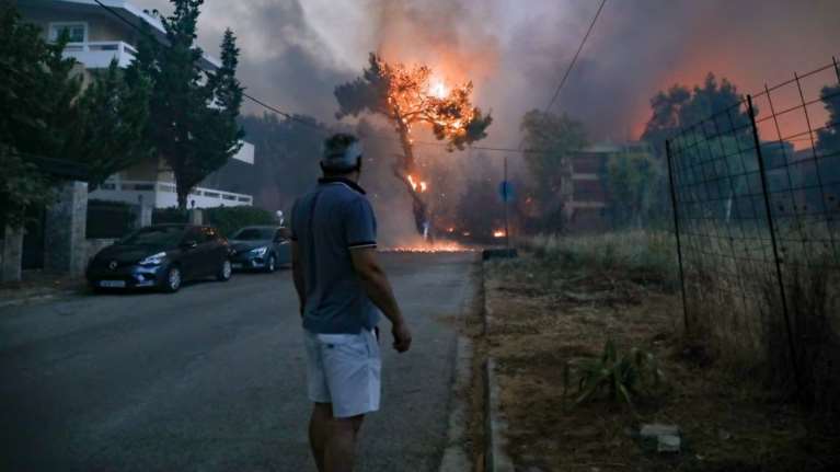 Εισαγγελική έρευνα για την φωτιά στη Βαρυμπόμπη