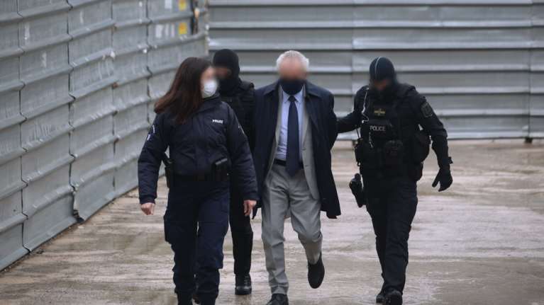 Δίκη ψευτογιατρού: &quot;Βρωμιάρη, μου έφαγες το κορίτσι&quot; - Μητέρα καρκινοπαθούς του όρμηξε και σωριάστηκε