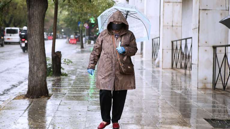 Συνεχίζεται η κακοκαιρία με βροχές και καταιγίδες: Το νέο επικαιροποιημένο έκτακτο δελτίο της ΕΜΥ