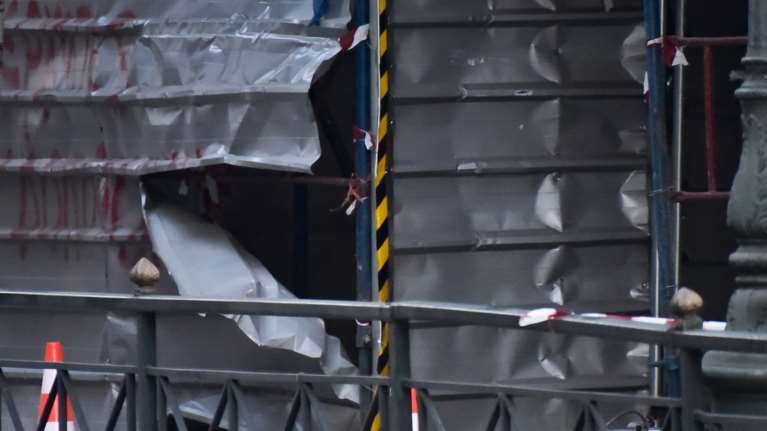 Έκρηξη στη Σταδίου, απέναντι από το υπουργείο Εργασίας - Ζημιές και σπασμένα τζάμια στα γειτονικά κτίρια  [εικόνες]