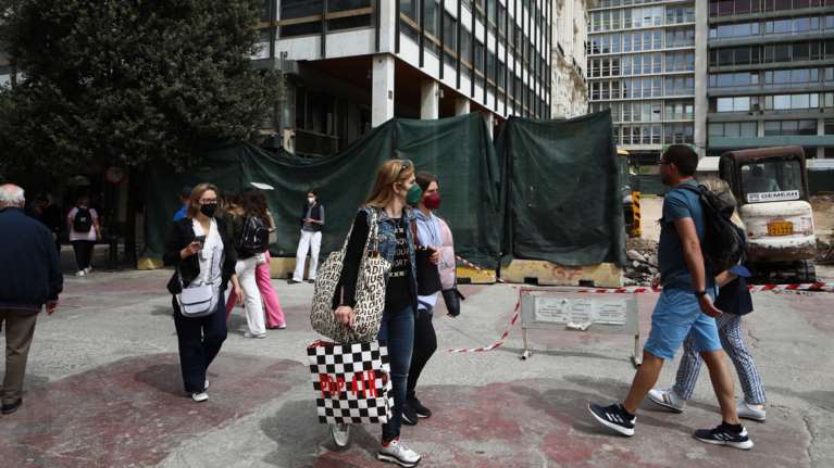 Έρχεται δύσκολος χειμώνας με έξαρση των ιώσεων - Αυξάνονται και τα κρούσματα κορονοϊού