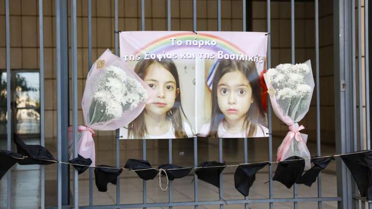 Δίκη για το Μάτι: Η συγκλονιστική ιστορία με τις δίδυμες που κάηκαν αγκαλιά με τον παππού και τη γιαγιά