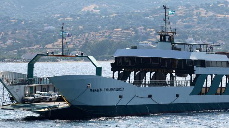 Νέα Στύρα: Προσπαθούν να αποκολλήσουν το φέρι μποτ που προσάραξε σε ξέρα - Υπό κράτηση ο καπετάνιος