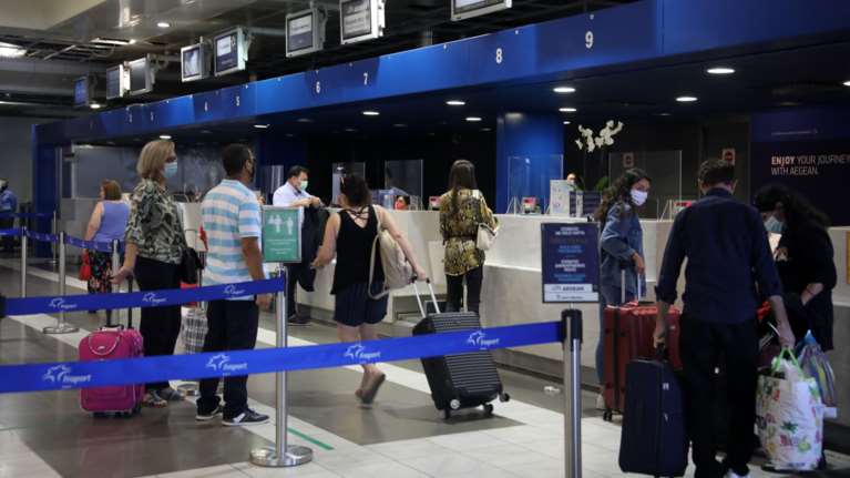 DailyMail: Πότε μπαίνει η Ελλάδα στην πράσινη λίστα για τους Βρετανούς τουρίστες