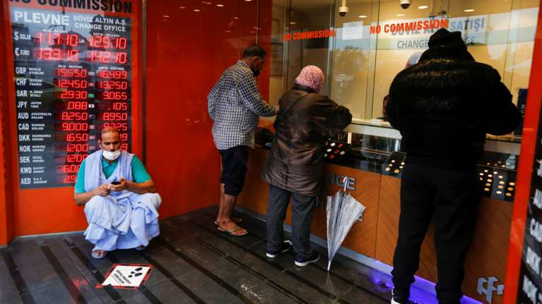 Στα τάρταρα η αγοραστική δύναμη στην Τουρκία: &quot;Ο βασικός μισθός στην Ελλάδα είναι 2,7 φορές πιο πάνω&quot;, λέει η αντιπολίτευση