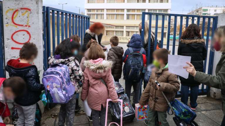 Νέα χαλάρωση των μέτρων: Ένα self test στα σχολεία - Στο 100% η πληρότητα στα γήπεδα