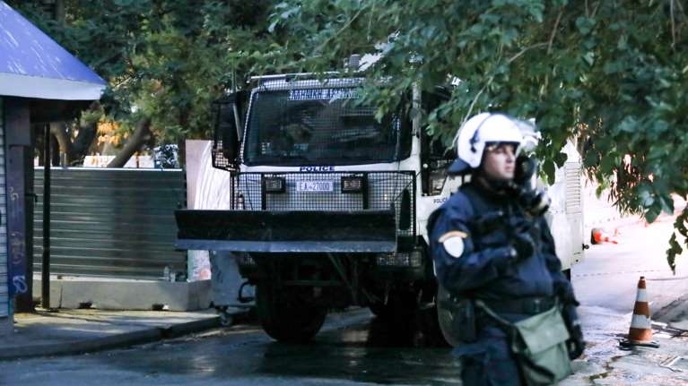 Εξάρχεια: Ενταση, ΜΑΤ και χημικά για τις εργασίες για το Μετρό [εικόνες]