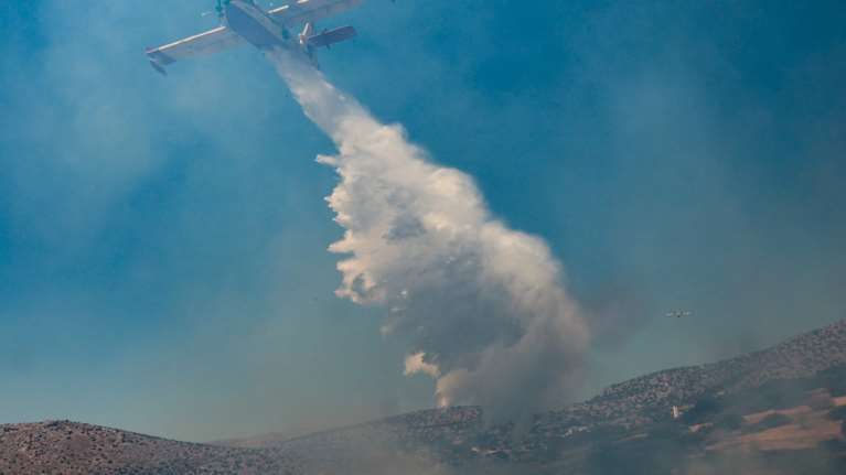 Η συνέντευξη Τύπου της Πυροσβεστικής για τη μεγάλη φωτιά στην Παλαιά Φώκαια