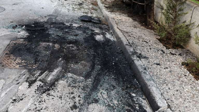 Χτύπημα υψηλού συμβολισμού με διπλό στόχο η επίθεση έξω από το σπίτι της προέδρου του Αρείου Πάγου - &quot;Ενιωσα το πρόσωπό μου να καίγεται&quot;