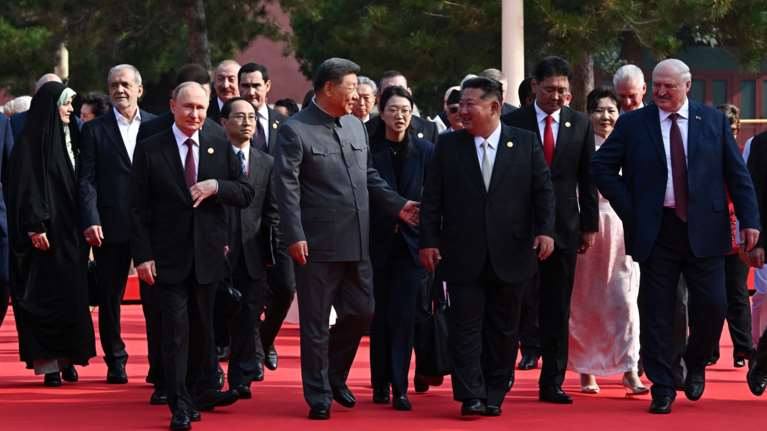 Σι, Πούτιν και Κιμ μαζί στην παρέλαση στην Κίνα - Ο Τραμπ τους κατηγορεί για συνωμοσία [εικόνες - βίντεο]