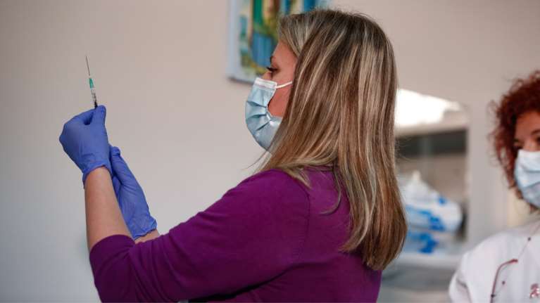 Κανονικά ο εμβολιασμός με το επικαιροποιημένο εμβόλιο της Pfizer - Γιατί χτύπησε συναγερμός για πιθανότητα εγκεφαλικού