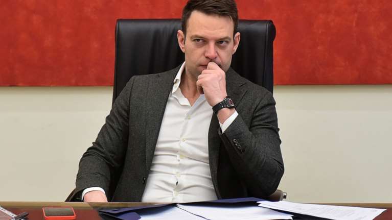 Ο Κασσελάκης τα παίζει &quot;όλα για όλα&quot;- Πιθανή ακόμα και η &quot;εκπαραθύρωσή&quot; του την Τετάρτη στην Κεντρική Επιτροπή του ΣΥΡΙΖΑ