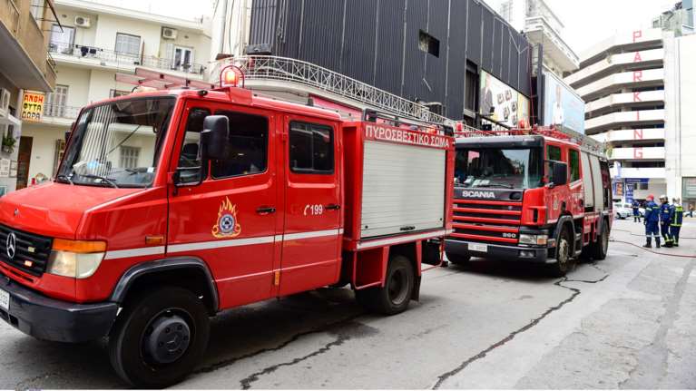 Συναγερμός στην Πυροσβεστική: Ξέσπασε φωτιά στο θέατρο Περοκέ - Τέθηκε άμεσα υπό έλεγχο [εικόνες]