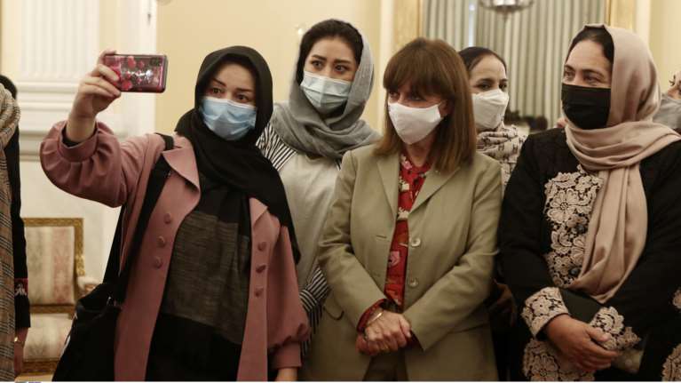 "Δεν θα σας εγκαταλείψουμε": Το συγκινητικό μήνυμα της Σακελλαροπούλου σε γυναίκες βουλευτές και δικαστές από το Αφγανιστάν