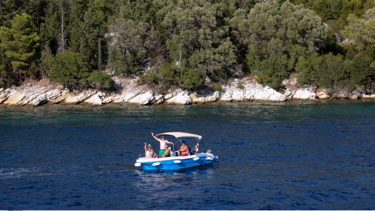Άγριος καβγάς μεταξύ ιδιοκτητών σκαφών στο Τρίκερι - Ξύλο, μπουνιές, δάγκωσαν 16χρονο στο αυτί