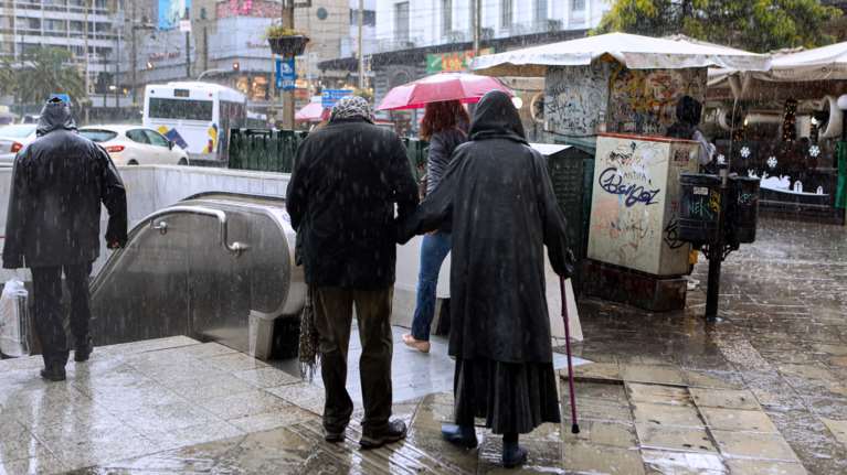 Αλλάζει το σκηνικό του καιρού σήμερα - Έρχονται βροχές, βουτιά του υδράργυρου και χιόνια στα ορεινά