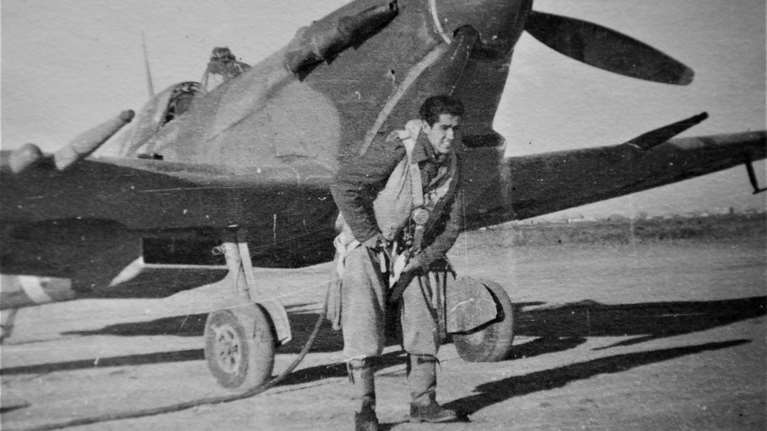 Κωνσταντίνος Χατζηλάκος: Η ζωή σαν περιπέτεια του τελευταίου "αετού της Ερήμου"- Οταν πέταξε με Σπίτφαϊρ πάνω από την ελεύθερη Αθήνα [εικόνες]