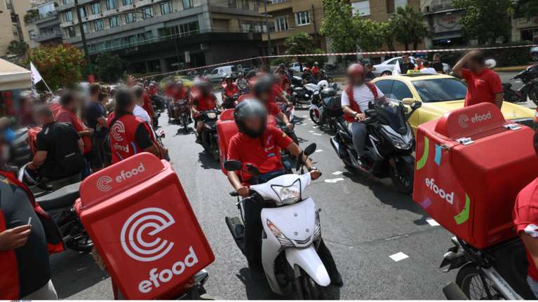 E-food: Τα &quot;κόκκινα γιλέκα&quot; στους δρόμους της Αθήνας- Μαζική διαμαρτυρία των διανομέων