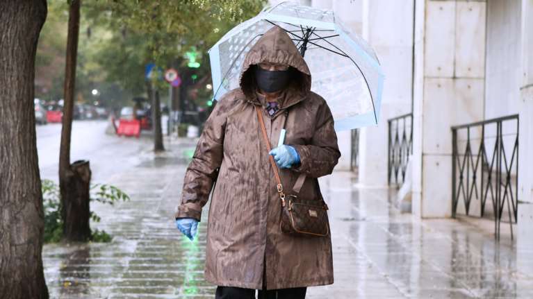Αλλάζει το σκηνικό του καιρού: Βροχές, χιόνια και πτώση της θερμοκρασίας - Διπλή κακοκαιρία φέρνει η &quot;πολική μπάλα&quot;