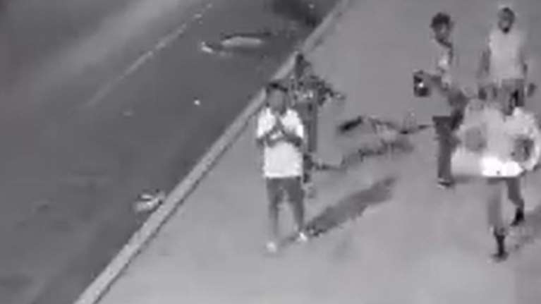 Αποτρόπαια επίθεση στις ΗΠΑ: Έφηβοι χτύπησαν μέχρι θανάτου ηλικιωμένο με κώνο οδικής σήμανσης [βίντεο]