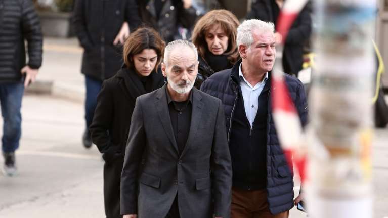 Συντετριμένοι στο δικαστήριο οι γονείς του Αλκη Καμπανού: &quot;Για πάντα στη φυλακή, όλη τους τη ζωή&quot; - Αναβολή για 23 Ιανουαρίου