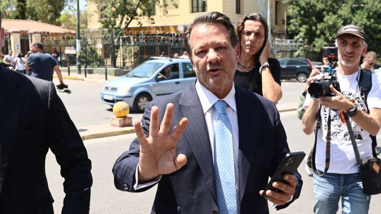 Ελεύθερος ο Απόστολος Λύτρας για τον άγριο ξυλοδαρμό της συζύγου του: &quot;Ζητάω συγγνώμη από την ίδια και τις 3 κόρες μου&quot;