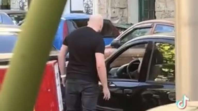 Γουδή: Νταής χτυπά και βρίζει γυναίκα οδηγό - Κλότσαγε το αυτοκίνητό της [Βίντεο]